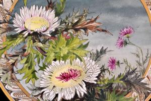 Virágmintás fajansz falitál, kézzel festett, jelzett (M. Hafner), apró kopásokkal, d: 34,5 cm