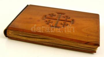 cca 1900 A Szentföld virágai fa-borítású füzet a 14 képpel és szárított virágokkal. / Flowers and vi...