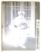 cca 1925 Idős bácsi nyenyerével, egy budapesti bérház körfolyosóján, vintage üveglemez negatív Kerny István (1879-1963) hagyatékából, 9x12 cm