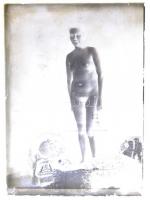 cca 1935 Aktfotó párnák között, vintage üveglemez negatív Lőcsei Árpád (?-?) kecskeméti vándorfényképész hagyatékából, 9x12 cm