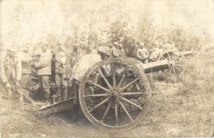 1915 Katonák ágyúkkal. 69. gyalogezred 4. század pecsétjéével / WWI K.u.k. military, soldiers with cannons, photo + K.u.K. Inft. Regmt. v. Hindenburg Nr. 69. (EK)