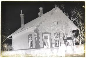 cca 1935 Méntelek vasútállomás a bakterral és gyermekeivel, vintage üveglemez negatív Lőcsei Árpád (?-?) kecskeméti vándorfényképész hagyatékából, 10x15 cm