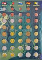 Színes, német nyelvű karton Euró éremgyűjtő album, benne ~4,5E értékben érmék, illetve további érmék...