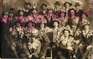 2 db régi osztrák népviseletes lap / 2 pre-1945 Austrian folklore motive cards, traditional costume