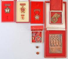 Egy doboznyi vegyes szocialista kitüntetés és plakett tétel, közte Munka Érdemrend arany- és bronz f...