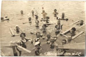 1932 Hévízfürdő, fürdőzők fa úszókkal. Ring photo (vágott / cut)
