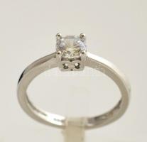 Ezüst(Ag) köves gyűrű, jelzett, méret: 51, bruttó: 2,1 g