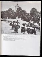 Balassa Iván-Ortutay Gyula: Magyar néprajz. Bp., 1979. Corvina. Egészvászon kötésben, szakadt papír ...