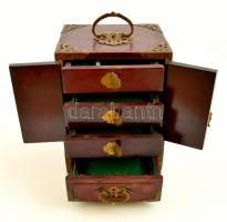 Kínai ékszertartó mini szekrény, fa-szaru, jó állapotban, réz szerelékekkel,15×12 cm, m:21 cm