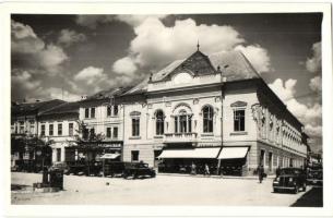 Rimaszombat, Rimavska Sobota; Három Rózsa szálló, étterem és kávéház, Melczer Pál üzlete, automobilok, Galtol benzinkút / hotel, cafe, restaurant, shop, automobiles, gas station