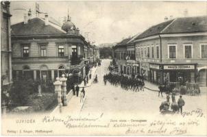 Újvidék, Novi Sad; Duna utca, Ivkovits Milán és Dietzger fiai üzlete, katonai egység felvonulása / Donaugasse / street view with shops, soldiers marching