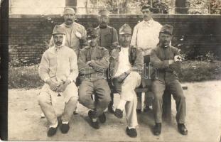 1915 Budapest XII. Győri úti katonai kórház, sebesült katonák csoportképe a parkban / WWI Hungarian injured soldiers&#039; group in the park of the the military hospital, photo (fa)