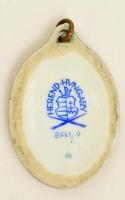 Herendi Gödöllői mintás medál, kézzel festett, jelzett, kopott, 5×3,5 cm