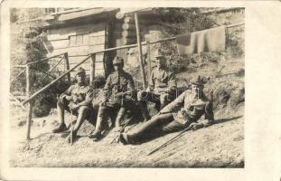 1917 Szurdok-tető, Román front, pihenő katonák a táborban / WWI K.u.k. military, Romanian front, resting soldiers, photo
