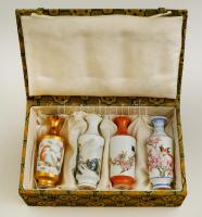 Kínai mini váza, 4 db, kézzel festett, jelzett, hibátlan, eredeti díszdobozában, m: 10 cm