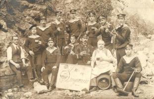 1914 Abbazia, Az Én Tengerészeim. Mulatozó, söröző, zenélő matrózok csoportképe, SMS Trabant matróza / K.u.K. Kriegsmarine. beer drinking mariners group Atelier Betty photo (EK)