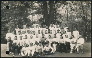 1928 Az Európai Főiskolai Bajnokságon részt vett vívók csoportképe, Schäffer fotó, hátoldalon feliratozva, lyukasztással, 8,5x13,5 cm
