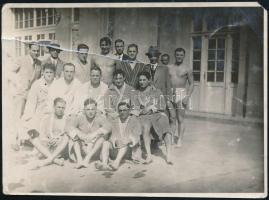 1930 Az UTE szűkebb úszógárdája és a vízilabda-bajnokságot nyert csapat, hátoldalon feliratozott fotó, felületén törésnyommal, sarkán kis hiánnyal, 7x10 cm
