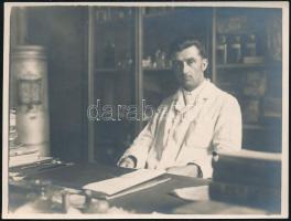 cca 1925 Dr. Kiss Ferenc (1875-1941) anatómia professzor laboratóriumában, 8x11 cm