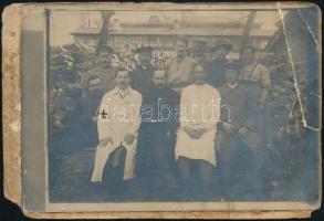 1918 Rzhev, Orosz hadifogolytáborban készült fénykép kórházi dolgozókról, hátoldalon érdekes részletekkel (pl. osztrák hadifogoly a kórház főorvosa), felületén sérülésekkel, 9x13 cm
