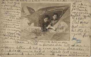 30 db RÉGI motívumlap, hölgyek, üdvözlő, családi fotók, vegyes minőség / 30 pre-1945 motive postcard...