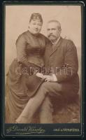 cca 1890 Tettey Nándor (1835-1896) könyvkiadó, a Magyar Könyvkereskedők Egyesületének megalapítója, egy Tátrafüredről szóló könyv (1887) szerzője feleségével, ifj. Divald Károly fotója, 10x6,5 cm
