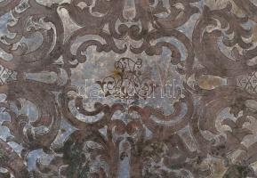 Dekoratív fém tálca, gravírozott díszítéssel, 29x37 cm