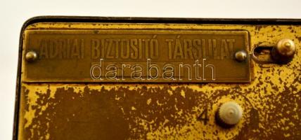 Adria Biztosító Társulat jelzett ébresztő utazóóra és persely, kulccsal, működik, 12x9,5 cm