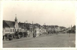 Szászrégen, Reghin; Fő tér, utcakép, üzletek, automobil / main square, street view, shops, automobiles