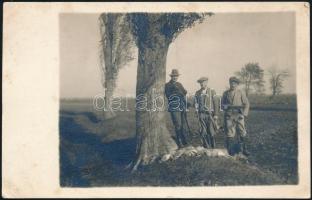 1930 Férfiak vadászaton, zsákmánnyal, fotólap, 9x14 cm
