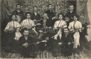 Mosóc, Mosovce; Tamburasi v Mosovciach / A mosóci tamburás zenekar csoportképe. Hegedűs J. kiadása / tambura music band group picture