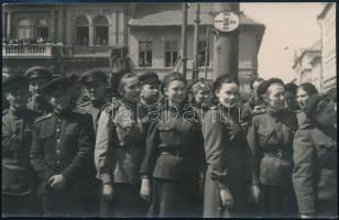 cca 1945 Szovjet katonalányok csoportja, fotólap, 9x13,5 cm