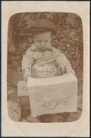 cca 1920-1930 Azt Est című újságot olvasó kisfiú, fotólap, 14x9 cm