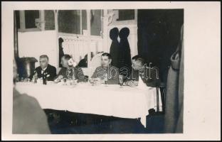 cca 1932 Énekes István (1911-1940) olimpiai bajnok ökölvívó díszvacsorán, Dr. Veress Gábor, Hoffmann stb társaságában, fotólap, hátoldalon feliratozva, 9x14 cm
