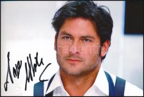 Árpa Attila (1971-) színész, producer aláírása az őt ábrázoló fotólapon, 10x15 cm