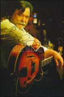 Babos Gyula (1949-) dzsessz-gitáros aláírása az őt ábrázoló fotólapon, 10x15 cm