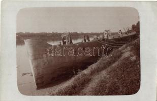 Partra emelt DDSG uszály (362) / Hungarian barge on the shore. photo (EK)