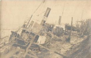 1902 Dunai hajókatasztrófa télen, gőzhajó roncsok Ruszeban (Roussé, Ruse) / steamship disaster on the Danube in winter, shipwreck. photo (EK)