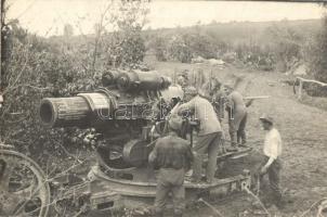K.u.K. katonák egy Südtirolt, Przemyslt és Isonzót is megjárt mozsárágyút töltenek / Austro-Hungarian soldiers loading a mortar. photo
