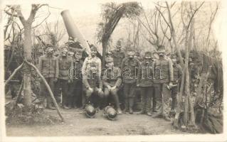 Első világháborús gáztámadás ellen felkészült egység, gázálarcokkal, ágyúval és lövegekkel / WWI K.u.K. military unit prepared for gas attack, soldiers in gas masks, cannon. photo