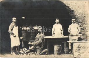 Készül a menázsi az I. világháború valamelyik frontján. A szakácsok akkor is "nyugodtabb és biztosabb helyre húzódtak" / WWI K.u.K. military cooks making meals for soldiers. photo