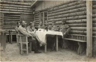 1917 Ezred törzs, 34. gyalogezred katonái italoznak egy asztalnál / WWI K.u.K. military 34. infantry regiment officers drinking at a table. photo