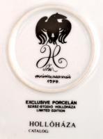 Hollóházi Szász Endre által tervezett falitál, matricás, jelzettek, apró kopásokkal, d: 25,5 cm