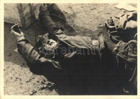 Dokonán SS man z mensího tanku / WWII dead SS soldier taken out of a tank. photo (12 cm x 8,5 cm)