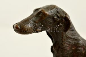 Jelzés nélkül: Figyelő agár. Bronz, márvány talapzaton, h:21 cm, m:16 cm