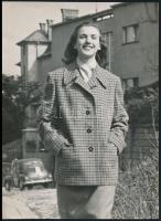 cca 1960 Falus Károly (?-?): 3 db kabátos divatfotó, hátulján pecséttel jelzett, különböző méretben