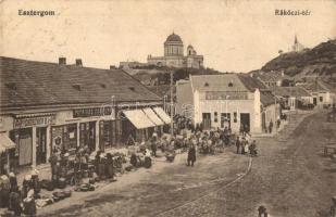 Esztergom, Rákóczi tér, Grószner B., Patriász Zsigmond és Marosi József és fia üzlete, piaci árusok. Grószner B. kiadása (EK)