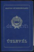 1990 Fényképes magyar útlevél számos érdekes (indonéz, amerikai, spanyol stb.) vízummal