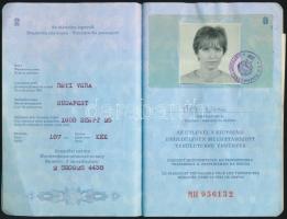 1990 Fényképes magyar útlevél számos érdekes (indonéz, amerikai, spanyol stb.) vízummal