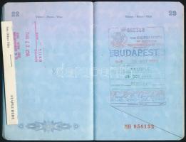 1990 Fényképes magyar útlevél számos érdekes (indonéz, amerikai, spanyol stb.) vízummal